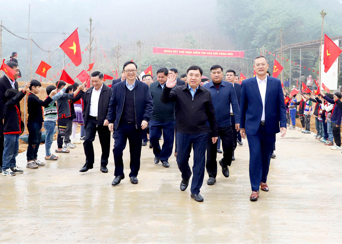 Provincial leaders attended the inauguration ceremony of the Dong Tam resettlement area in Yen Lap Village, Yen Thanh Commune.