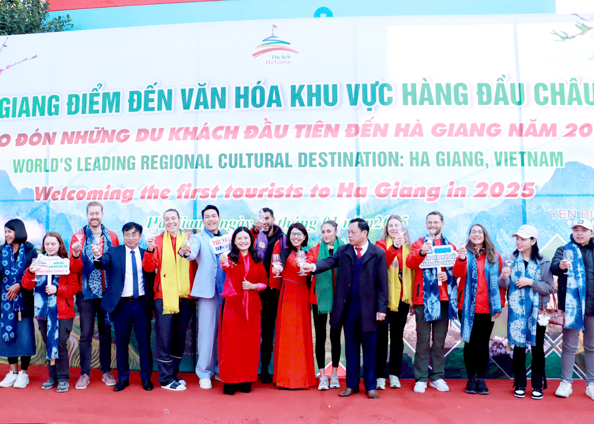 Vuong Ngoc Ha,Vice Chairman of theHa Giang Provincial Peoples Committee,Vuong Ngoc Ha welcomes the first tourist group to Ha Giang.