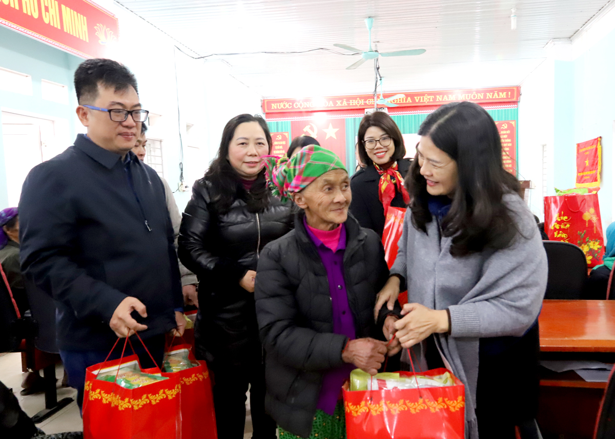 Phó Chủ tịch UBND tỉnh Vương Ngọc Hà trao quà Tết cho hộ nghèo, đặc biệt khó khăn tại thị trấn Mèo Vạc