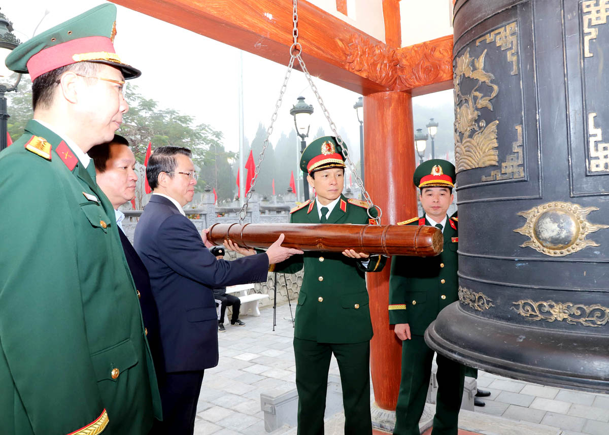 Phó Tư lệnh Quân khu II Nguyễn Hồng Thái, Trưởng ban Dân vận Tỉnh ủy Trần Mạnh Lợi thỉnh chuông tại Đền thờ các Anh hùng Liệt sỹ.