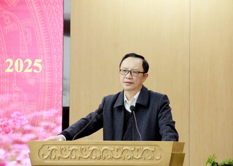 Phó Bí thư Thường trực Tỉnh ủy, Chủ tịch HĐND tỉnh Thào Hồng Sơn phát biểu tại hội nghị.