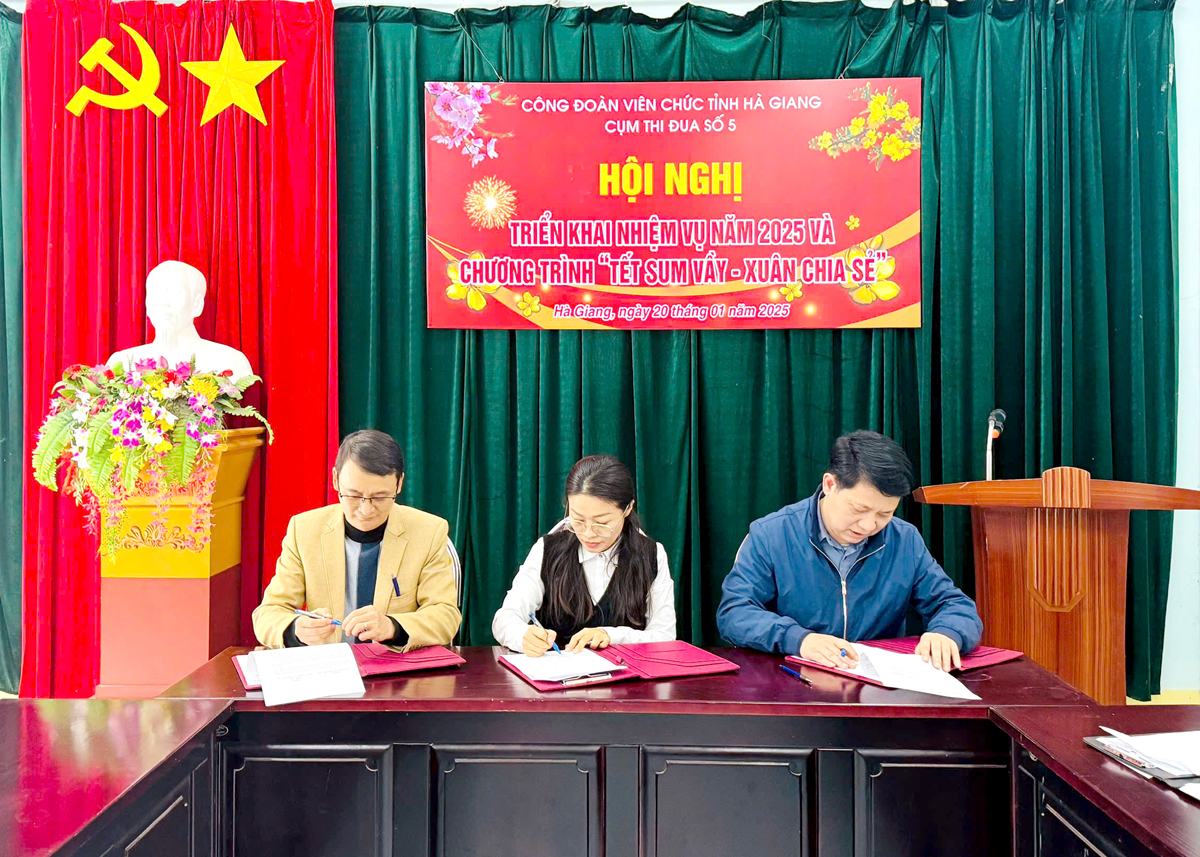 Đại diện các công đoàn cơ sở trong Cụm thi đua số 5 ký kết giao ước thi đua năm 2025.