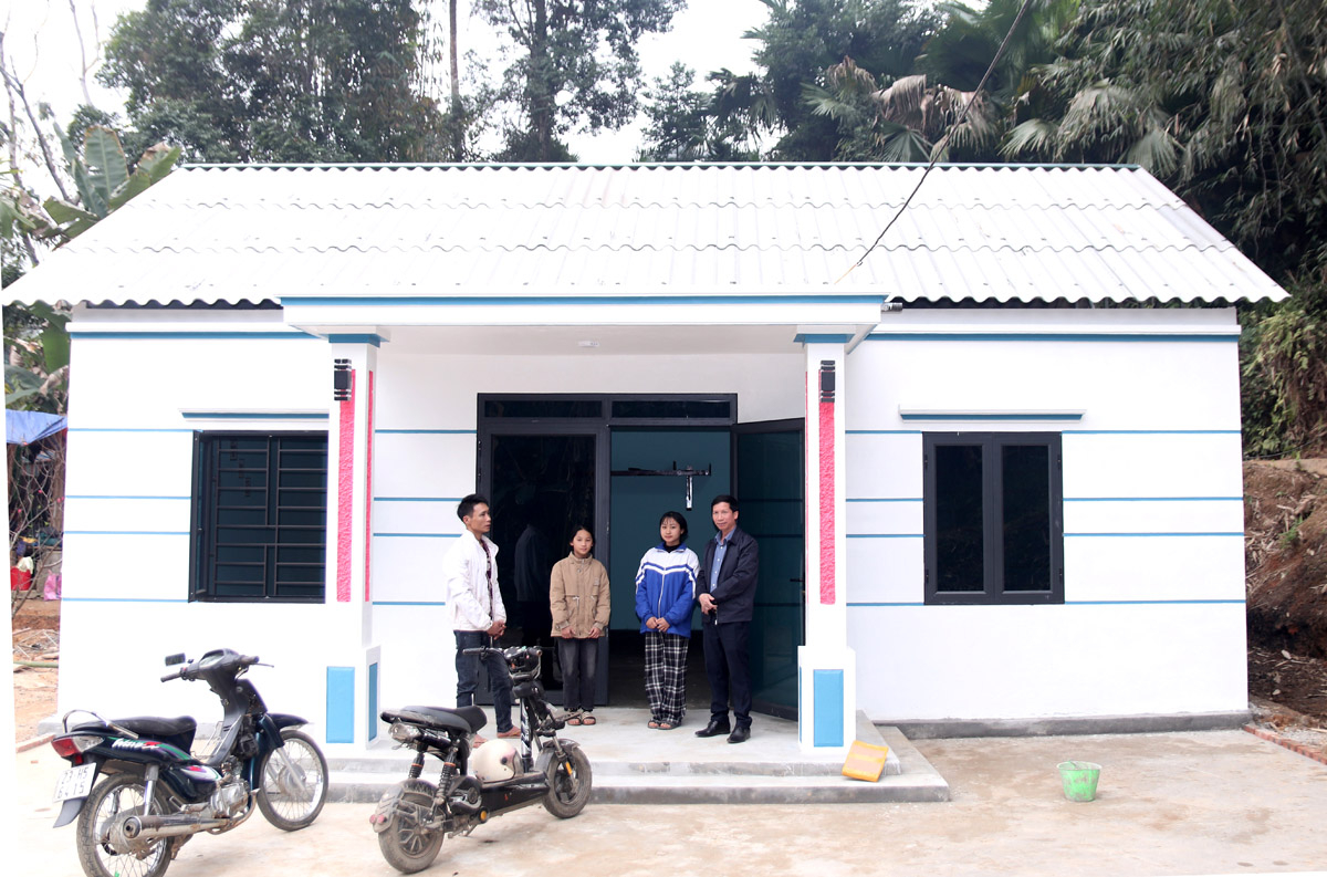 Từ sự hỗ trợ của Nhà nước và cộng đồng dân cư, gia đình anh Triệu Văn Hữu (bên trái), thôn Minh Lập, xã Quang Minh đã xây dựng được nhà ở mới khang trang.