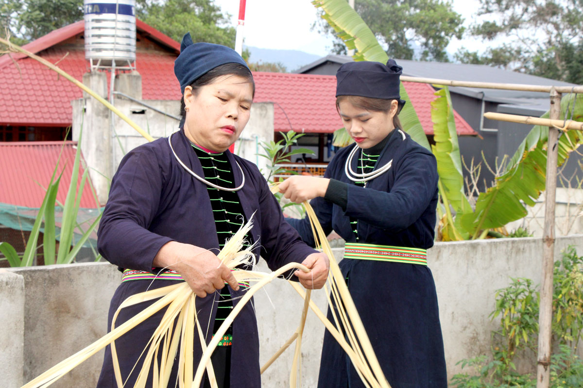 The Tay ethnic people typically make banh chung gu during Lunar New Year or major festivals. To ensure delicious cakes, every ingredient is carefully prepared.