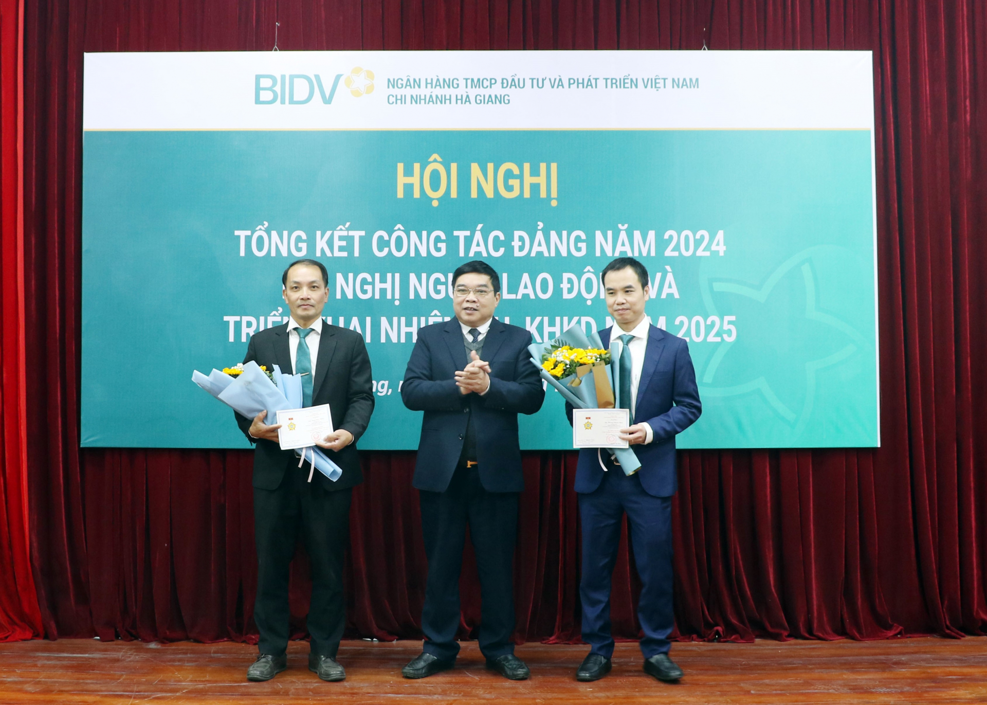 Đại diện Ngân hàng Nhà nước Việt Nam chi nhánh tỉnh Hà Giang trao tặng Kỷ niệm chương của Ngân hàng Nhà nước Việt Nam cho cá nhân.