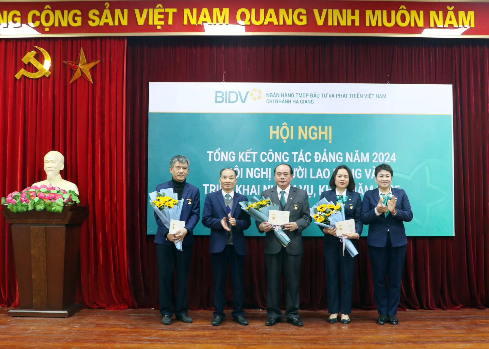 Lãnh đạo BIDV chi nhánh Hà Giang trao tặng Kỷ niệm chương của BIDV Việt Nam cho cá nhân.