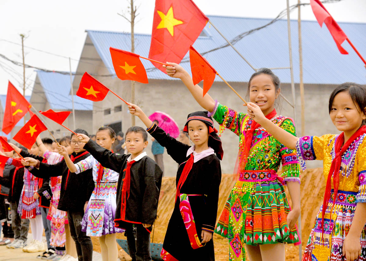 The festive atmosphere during the inauguration of the Dong Tam resettlement area.