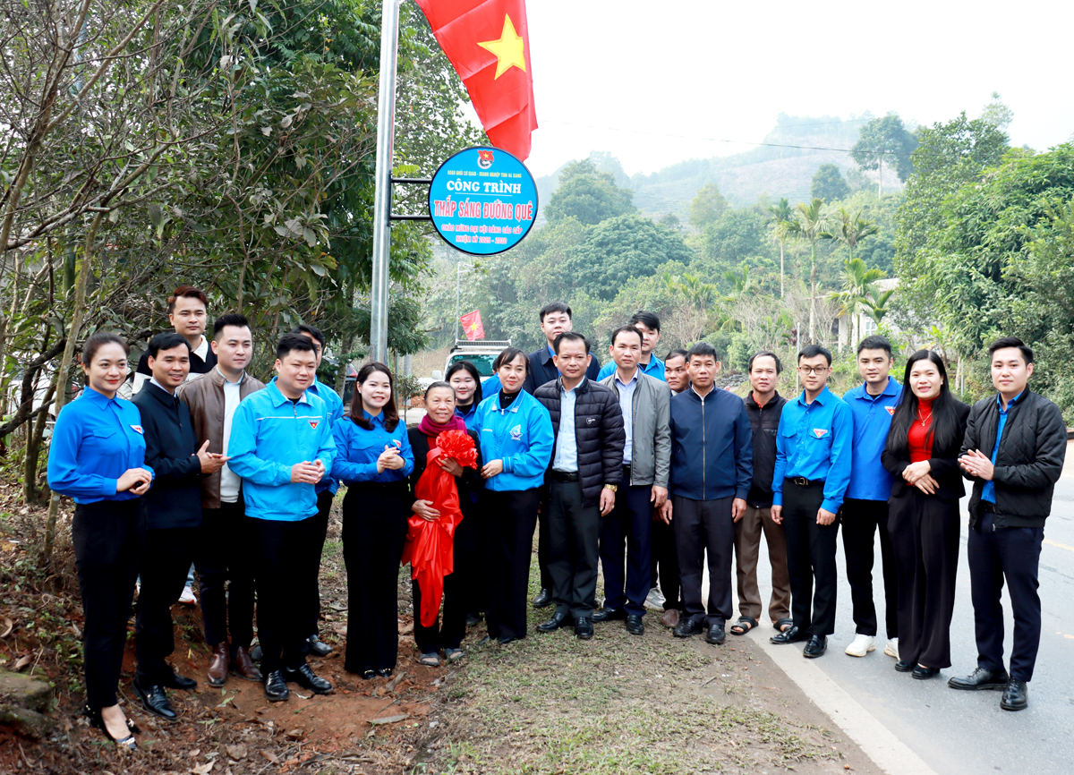 Đoàn khối Cơ quan – Doanh nghiệp tỉnh tặng công trình Thắp sáng đường quê cho người dân xã Tân Thành.