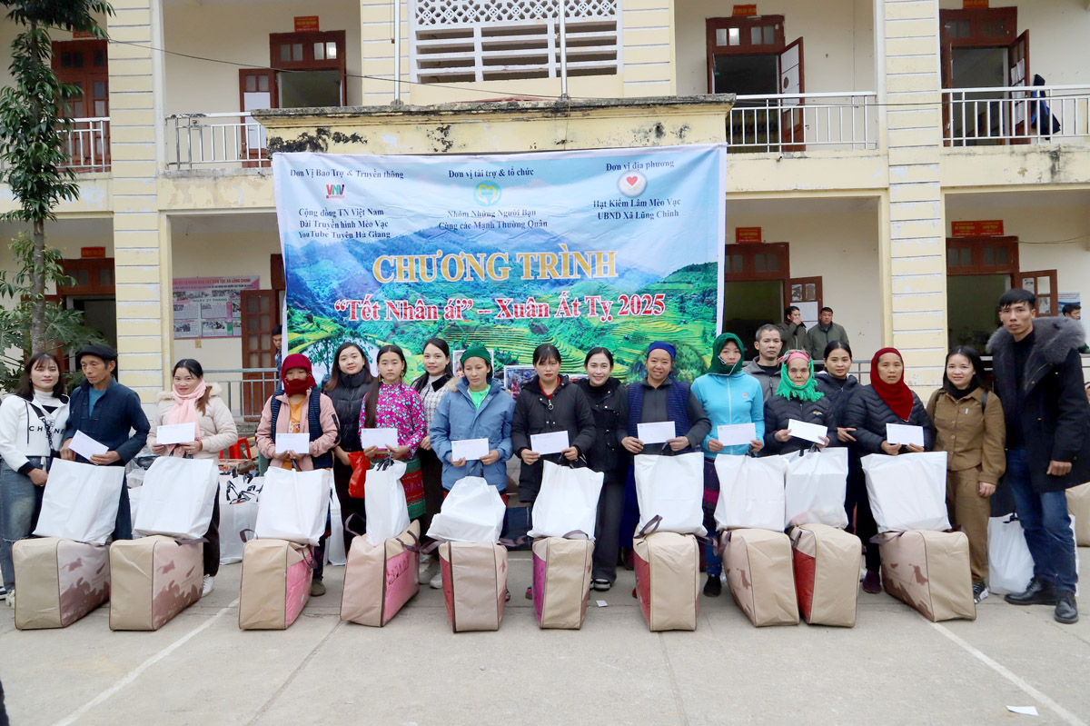 Các nhà tài trợ trao quà cho người dân xã Lũng Chinh.