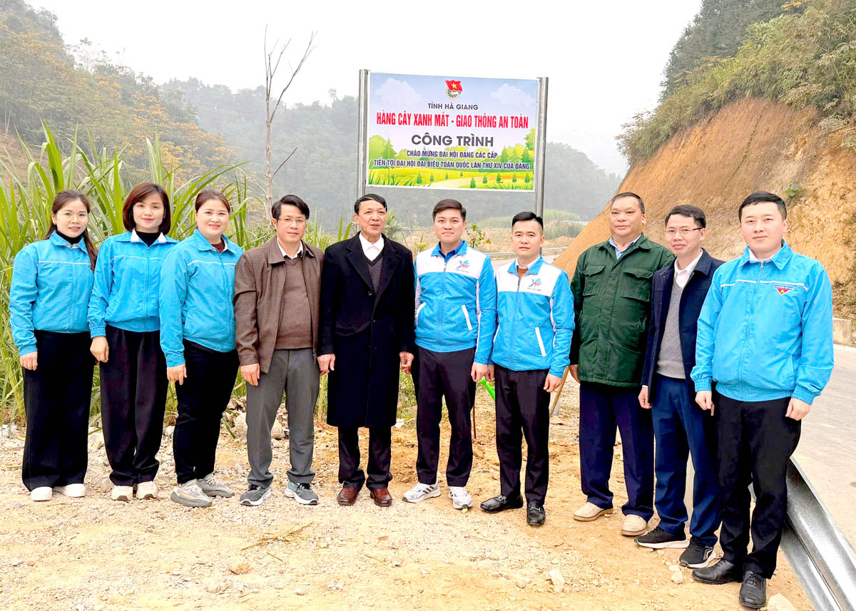 Các đại biểu trồng và gắn biển công trình “hàng cây xanh mát – giao thông an toàn”.
