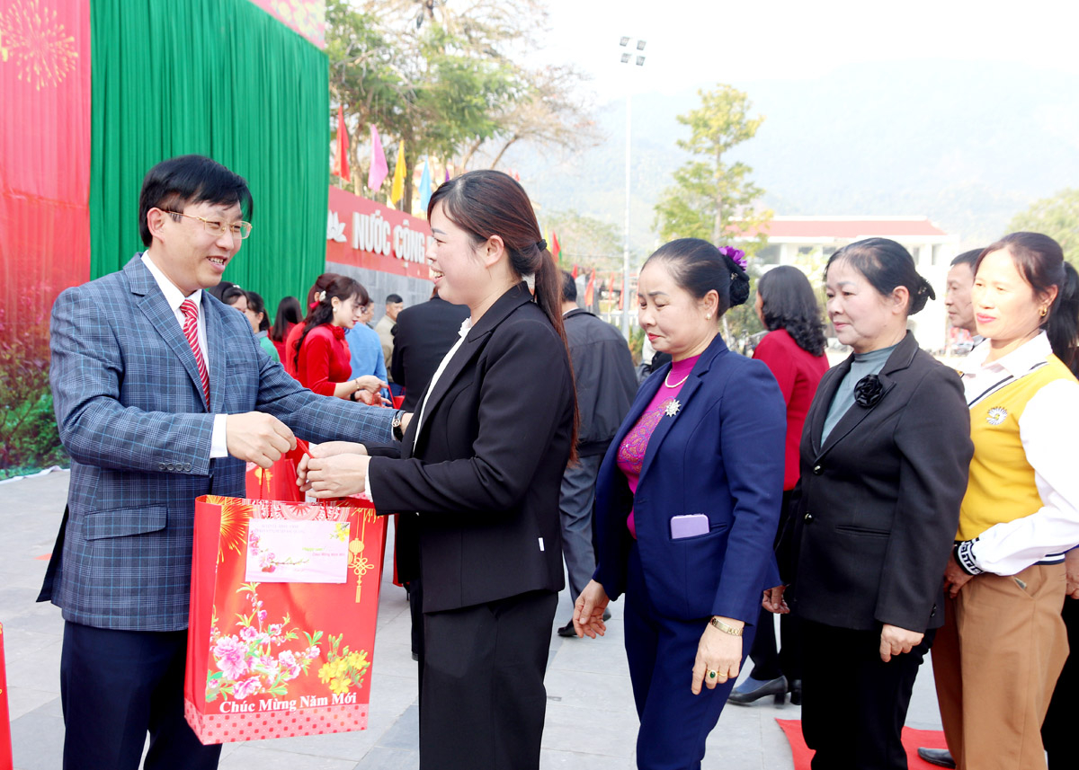 Bí thư Huyện ủy Bắc Quang Lục Thế Hưng tặng quà Tết cho cán bộ thôn, tổ dân phố.
