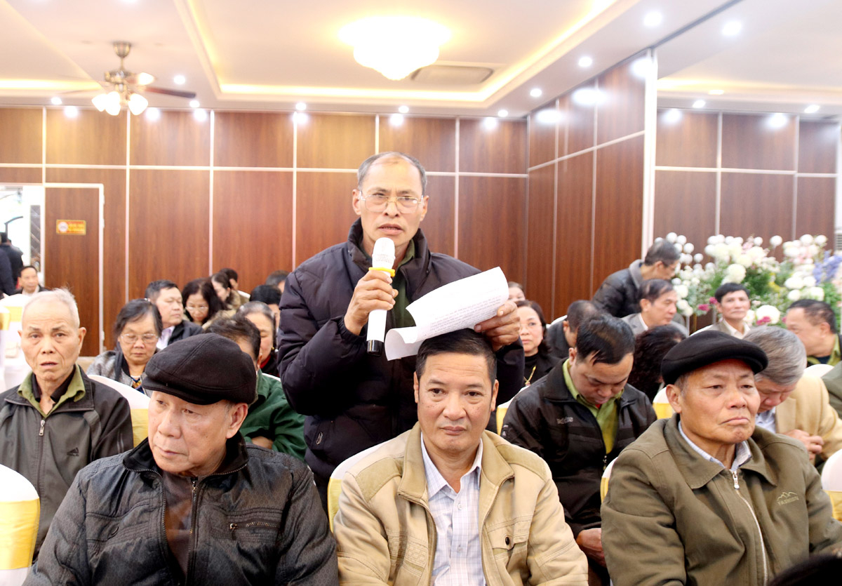 Bí thư Chi bộ thôn Cao Bành (xã Phương Thiện) Lý Văn Bậu trao đổi tại hội nghị.
