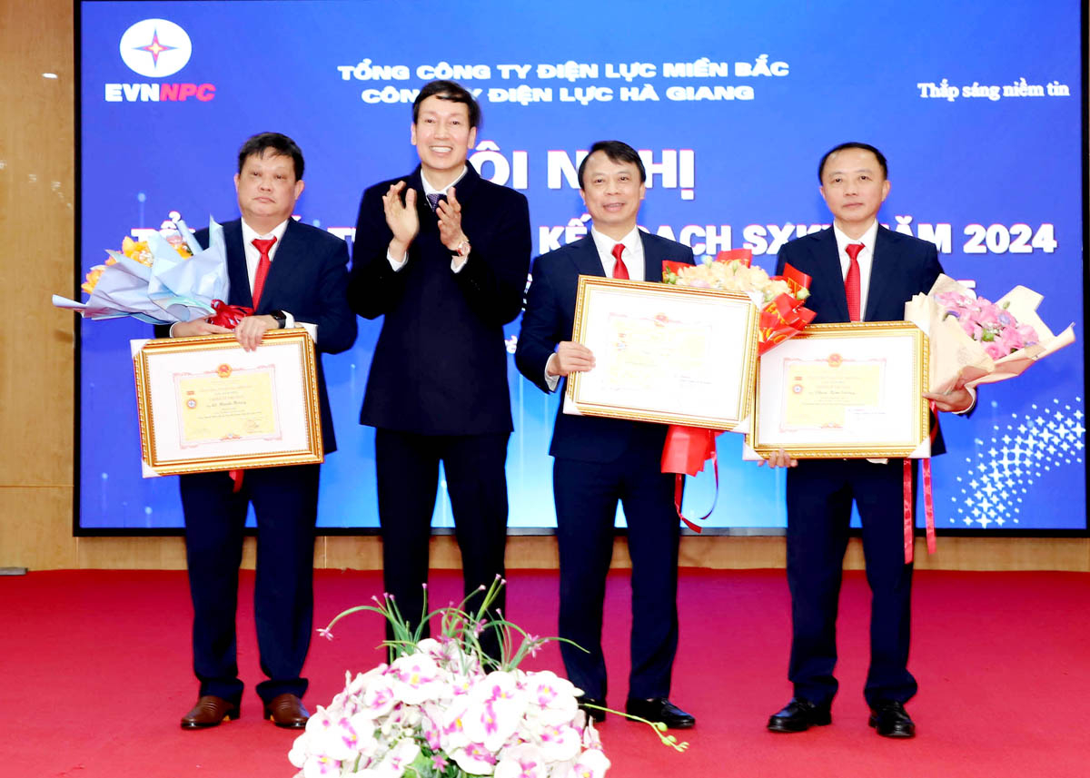 Lãnh đạo Tổng Công ty Điện lực miền Bắc trao Bằng Chiến sỹ thi đua cho lãnh đạo, cán bộ Công ty Điện lực Hà Giang.