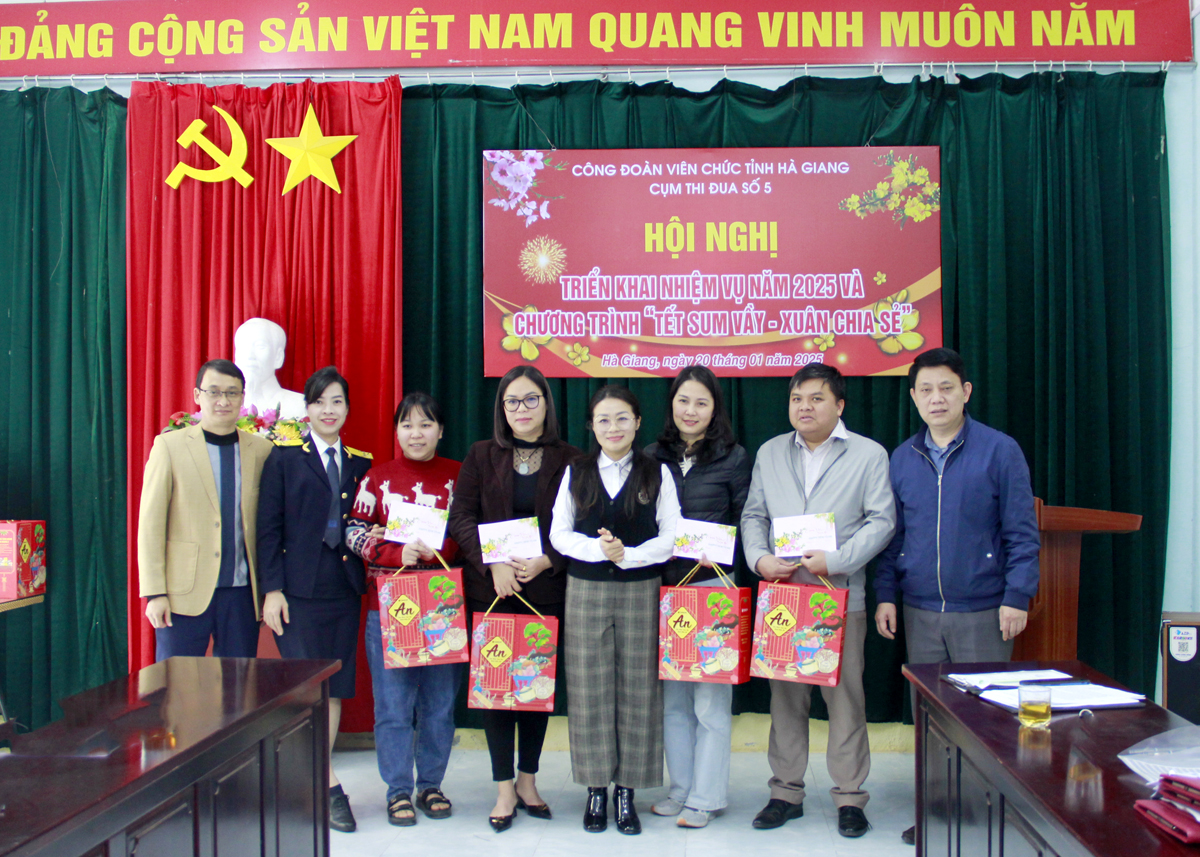 Đại diện các công đoàn cơ sở trong Cụm thi đua số 5 trao quà Tết cho đoàn viên có hoàn cảnh khó khăn.