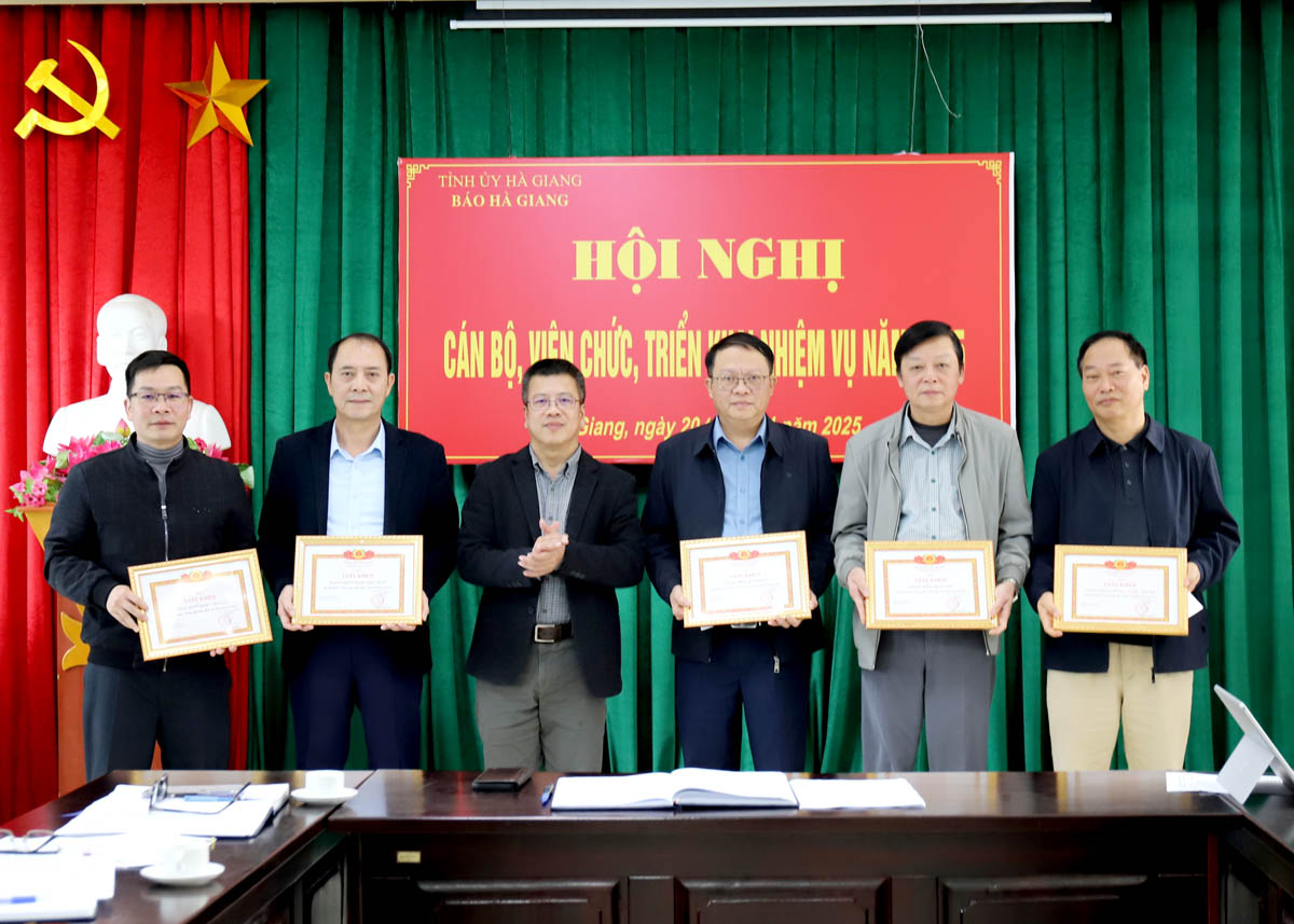 Tổng Biên tập Báo Hà Giang Nguyễn Trung Thu tặng Giấy khen cho các tổ Đảng, đảng viên hoàn thành xuất sắc nhiệm vụ năm 2024