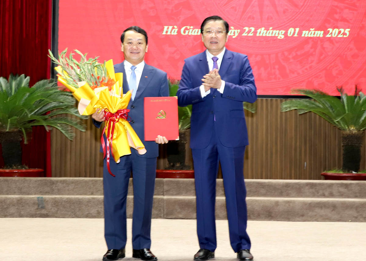 Head of the Central Commission for Internal Affairs congratulates Secretary of the Ha Giang Party Committee Hau A Lenh.