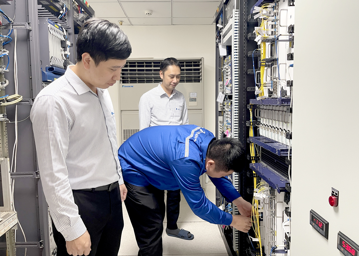 VNPT Ha Giang technical staff operating the server system to store the province’s VNPTioffice document management software