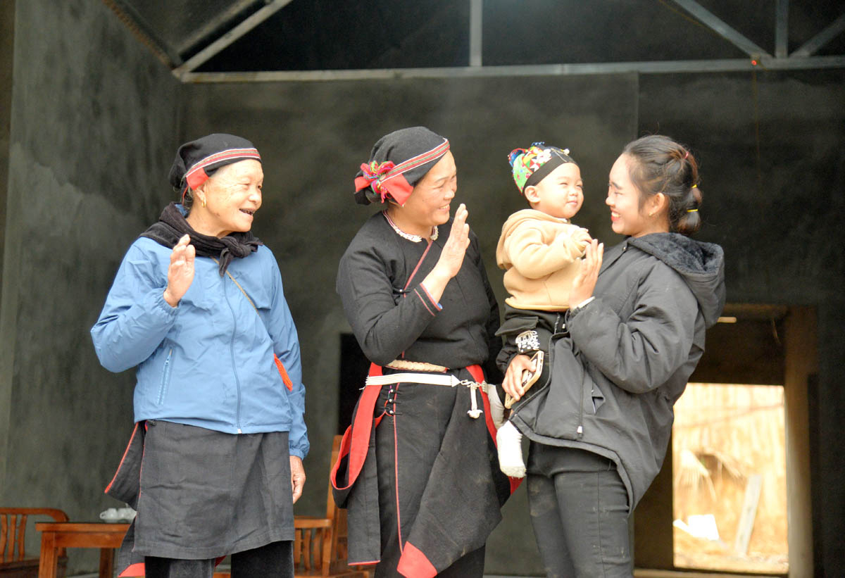 Residents of the Dong Tam resettlement area express their joy in moving into their new homes.