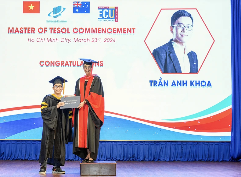 Anh Trần Anh Khoa trong buổi lễ nhận chứng chỉ Thạc sĩ TESOL.