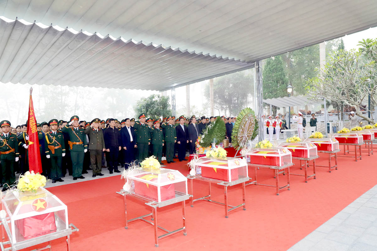 Các đại biểu dự Lễ viếng và truy điệu các Anh hùng Liệt sỹ tại Nghĩa trang Liệt sỹ Quốc gia Vị Xuyên.