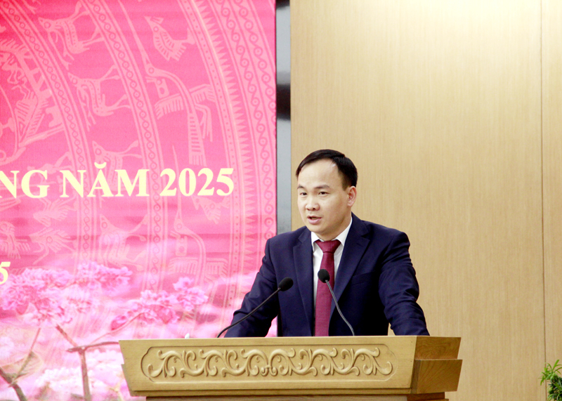 Chánh Văn phòng Tỉnh ủy Phan Ngọc Hiệp phát biểu tại hội nghị.