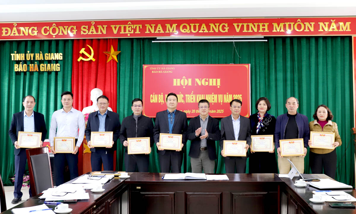 Tổng Biên tập Báo Hà Giang Nguyễn Trung Thu trao danh hiệu Chiến sỹ thi đua cơ sở năm 2024 cho các cá nhân.
