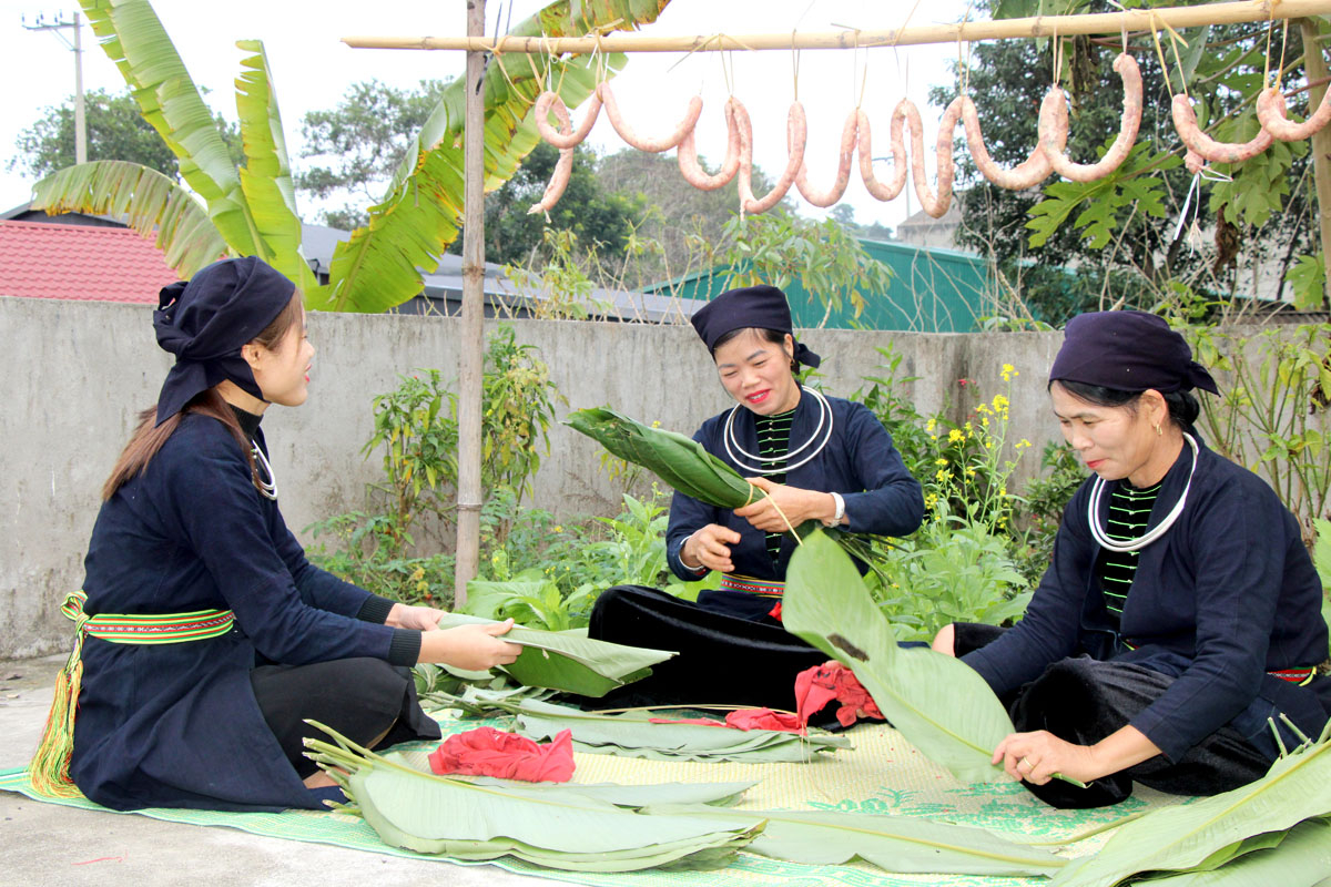 A unique aspect of the Tay’s banh chung gu culture is the communal spirit. Families don’t just make cakes for themselves but gather with neighbours to wrap and boil the cakes together.