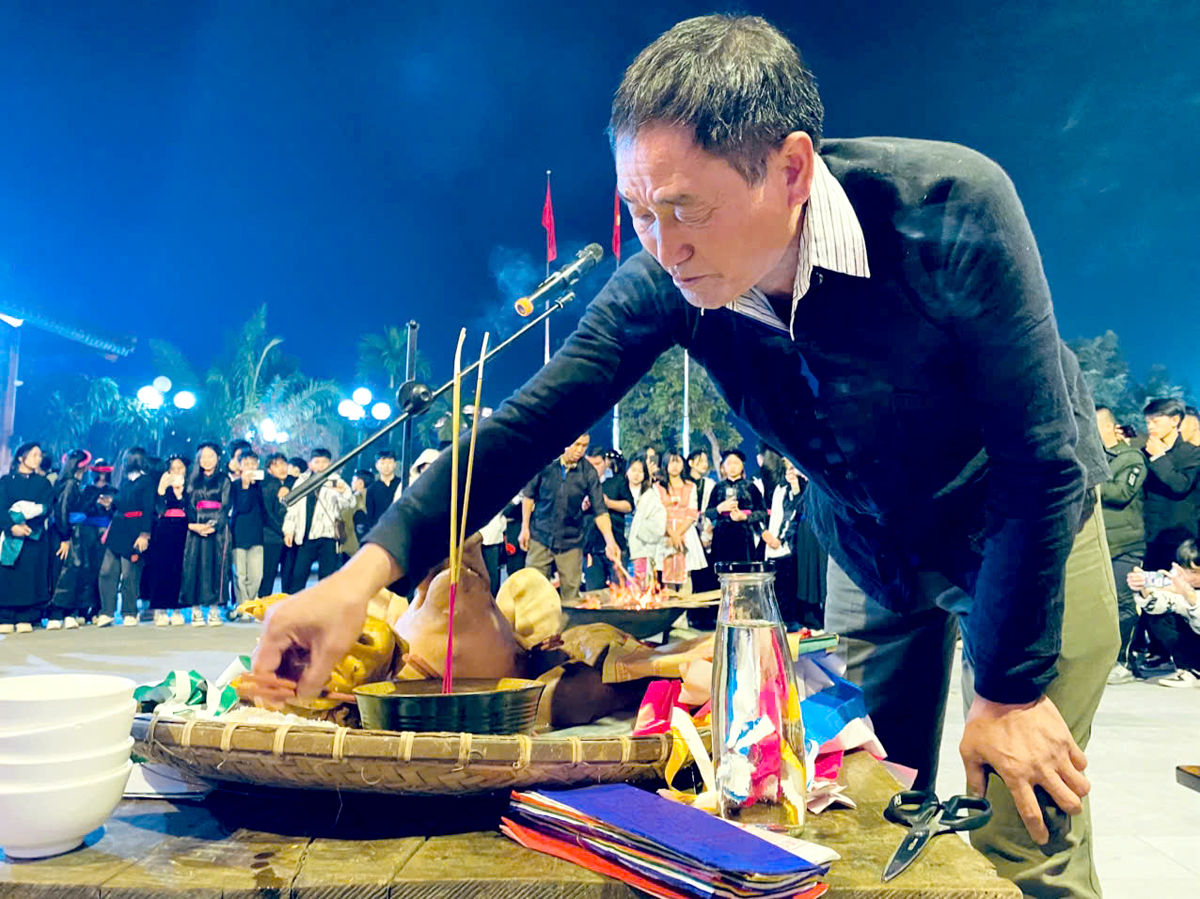 The ritual comprises both raw and cooked offerings, with ceremonial items including a cock, a pig head, a pig liver, rice wine, traditional paper, and incense to be offered to the spirits.