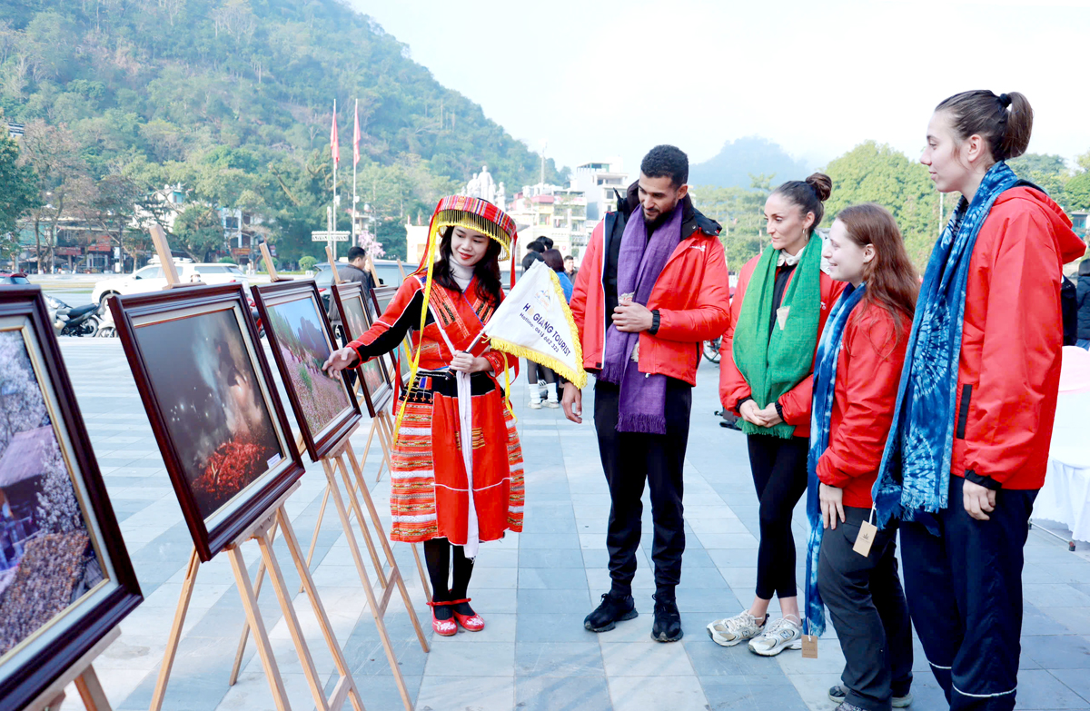 Du khách tham quan không gian trưng bày tranh, ảnh về nét đẹp văn hóa, con người Hà Giang.