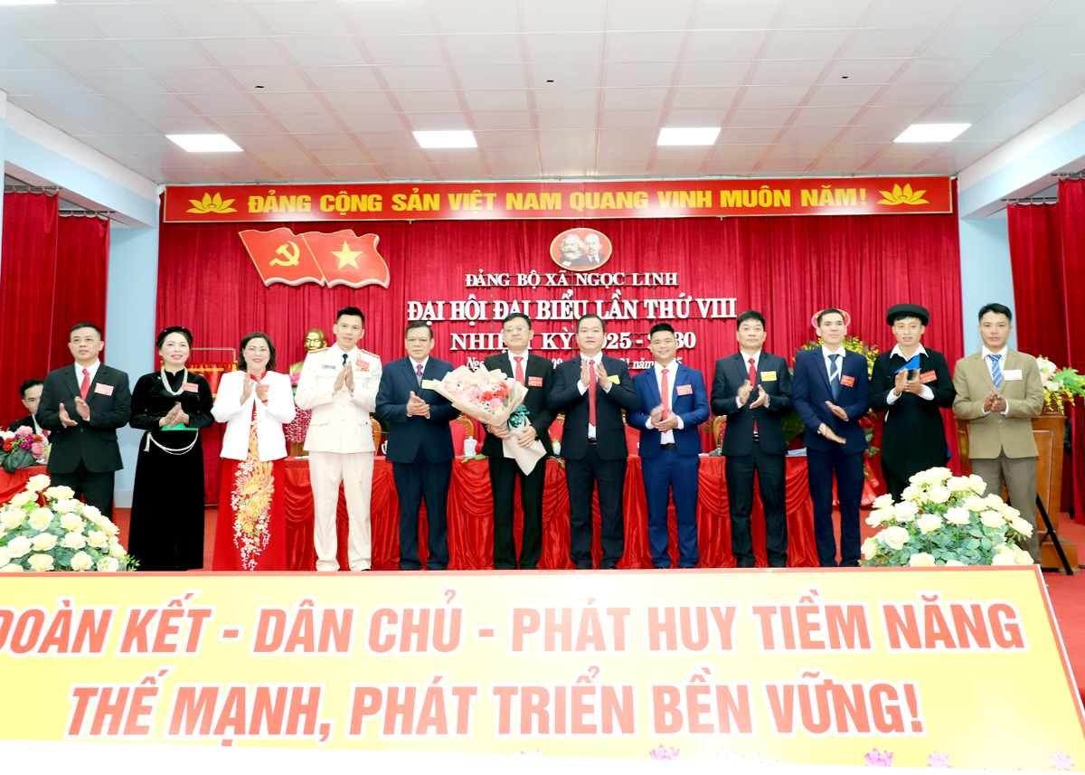 Lãnh đạo huyện Vị Xuyên tặng hoa chúc mừng Đoàn đại biểu Đảng bộ xã Ngọc Linh đi dự Đại hội cấp trên.