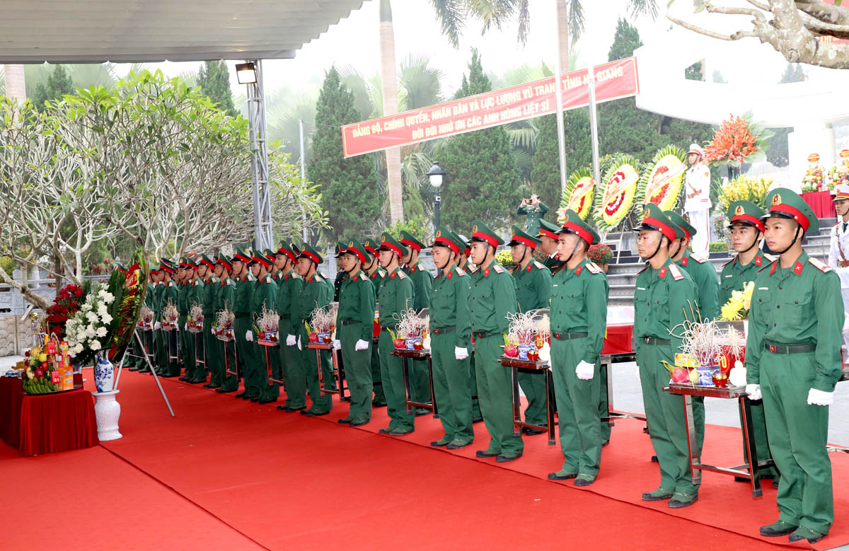 Lực lượng quân đội thực hiện nghi lễ di chuyển hài cốt các Anh hùng Liệt sỹ về an nghỉ tại Nghĩa trang Liệt sỹ quốc gia Vị Xuyên.