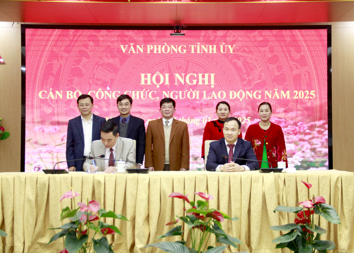 Lãnh đạo Văn phòng Tỉnh ủy ký kết giao ước thi đua năm 2025.
