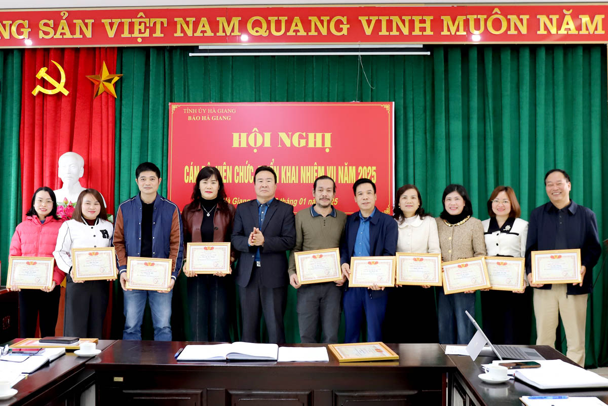 Phó Tổng Biên tập Báo Hà Giang Nguyễn Bình Minh trao danh hiệu Chiến sỹ thi đua cơ sở năm 2024 cho các cá nhân.
