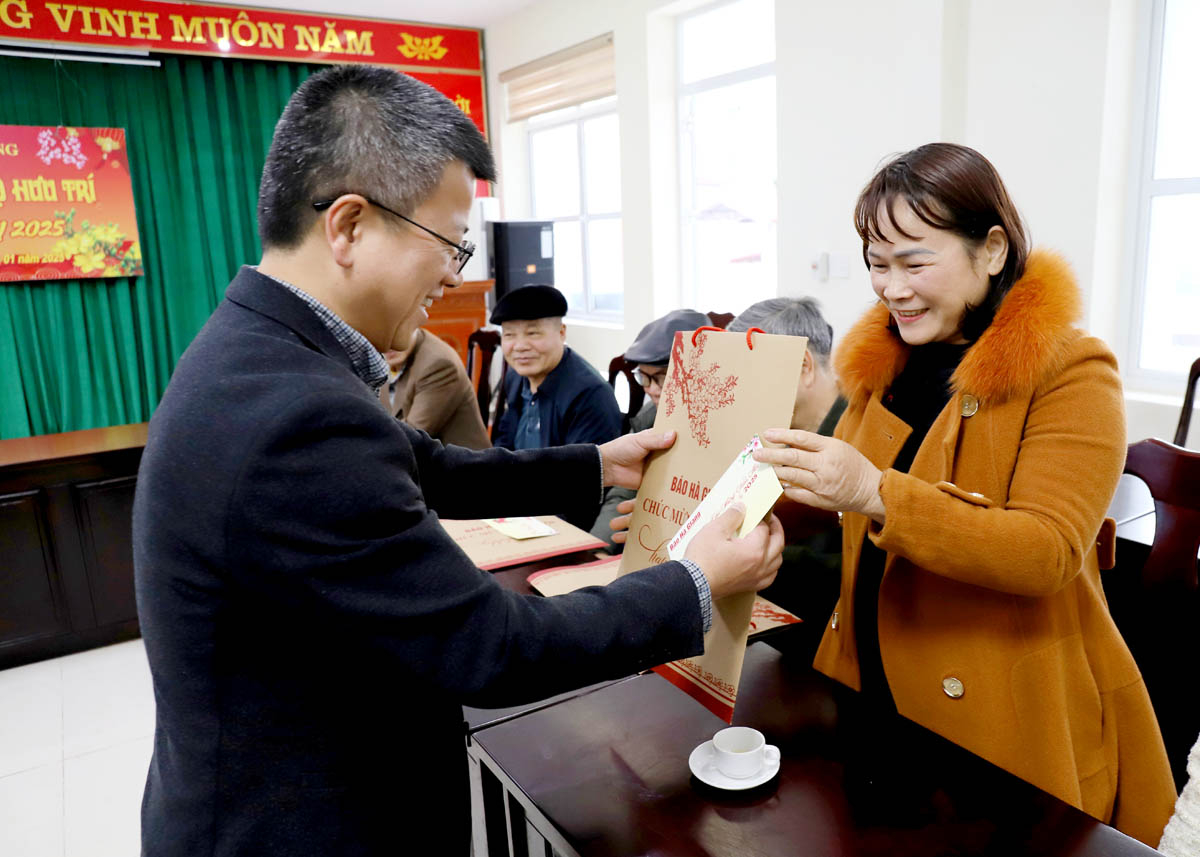 Đồng chí Nguyễn Trung Thu, Tông Biên tập Báo Hà Giang tặng quà chúc mừng các đồng chí cán bộ hưu trí nhân dịp Tết cổ truyền