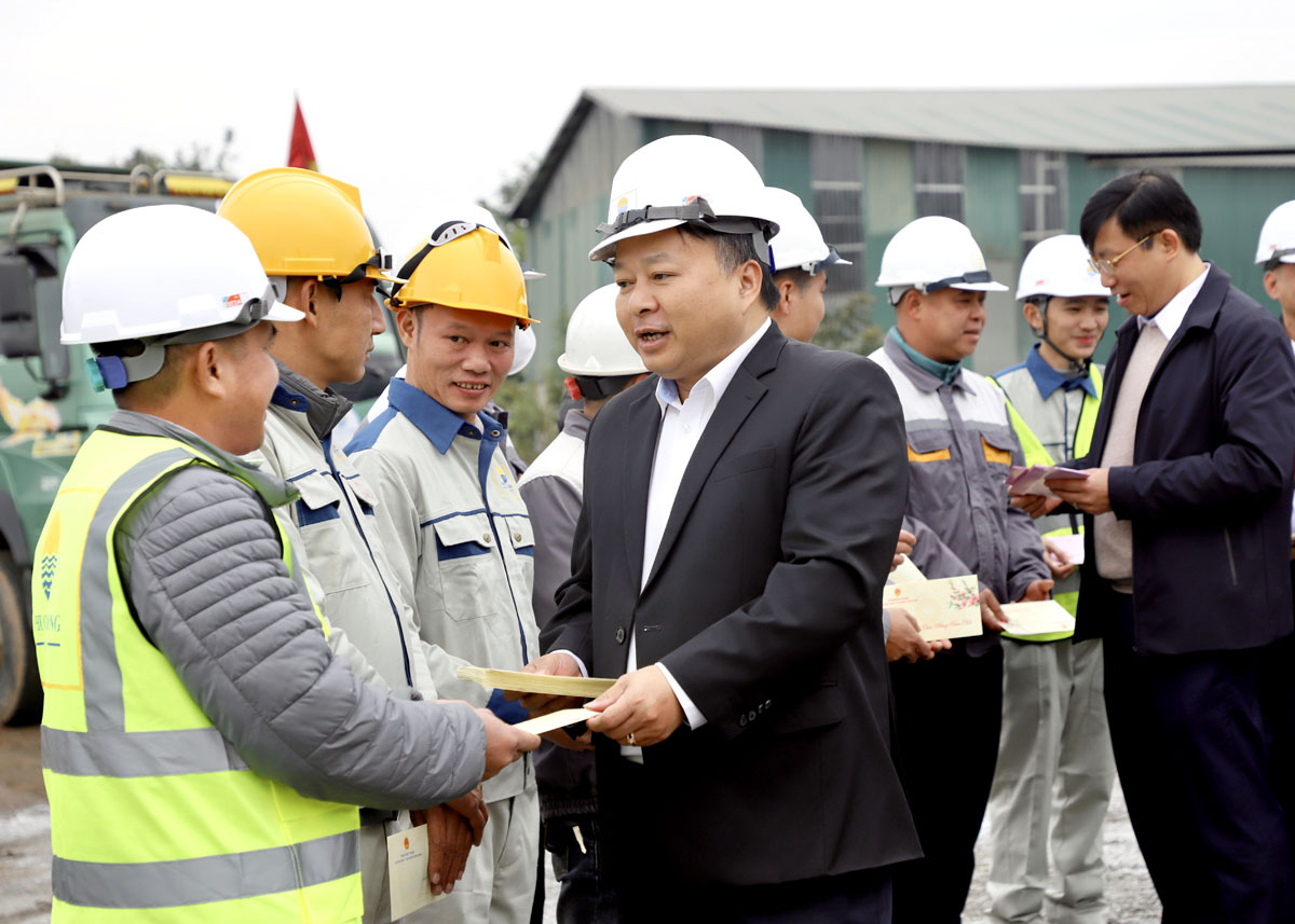 Chairman of the Provincial Peoples Committee Phan Huy Ngoc presents gifts to workers who are on duty during Tet at the construction site.