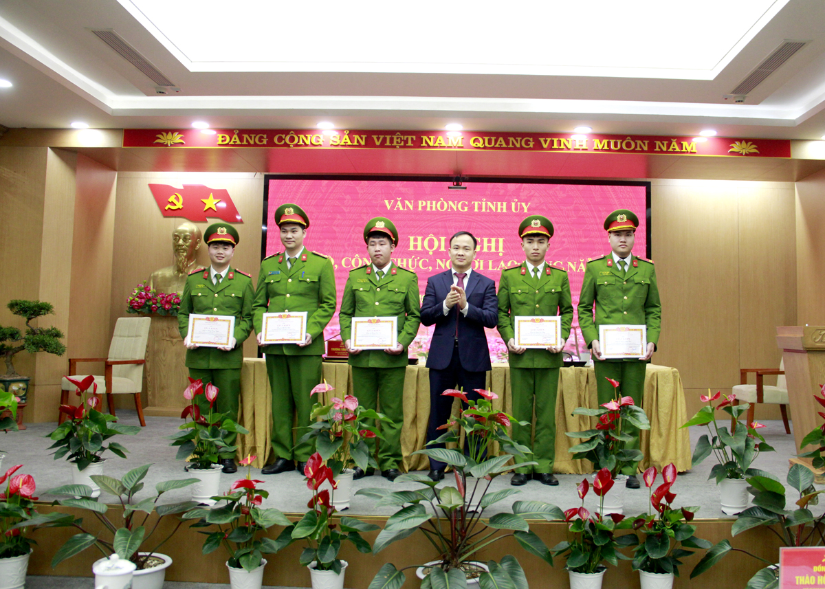 Lãnh đạo Văn phòng Tỉnh ủy trao Giấy khen cho Tiểu đội Cảnh sát bảo vệ mục tiêu Tỉnh ủy.