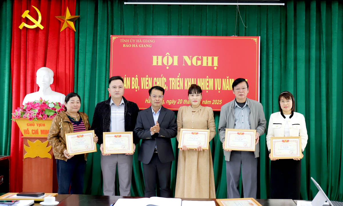 Phó Tổng Biên tập Báo Hà Giang Mai Ngọc Quỳnh trao danh hiệu Chiến sỹ thi đua cơ sở năm 2024 cho các cá nhân