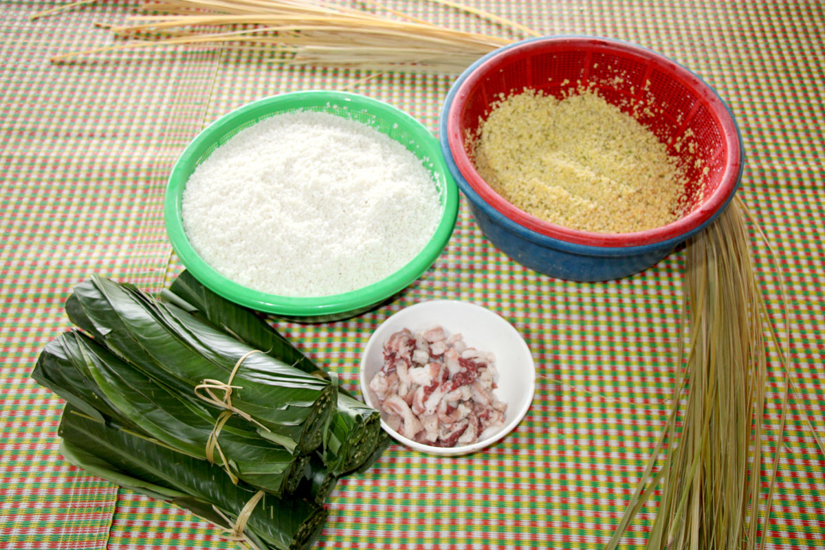 The glutinous rice used for these cakes is selected from plump, round grains grown on highland fields. Fresh pork belly, with a balanced mix of lean and fat, is marinated with traditional spices including dried shallots, pepper, and a pinch of salt.