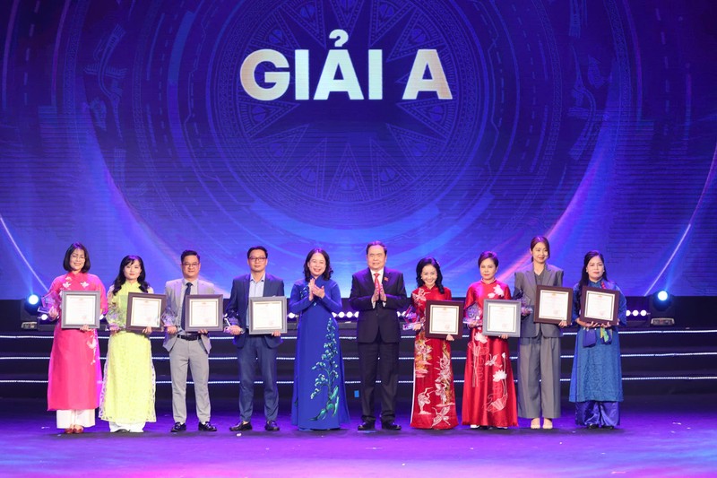 National Assembly Chairman Tran Thanh Man and Vice President Vo Thi Anh Xuan present the first prizes to outstanding authors.