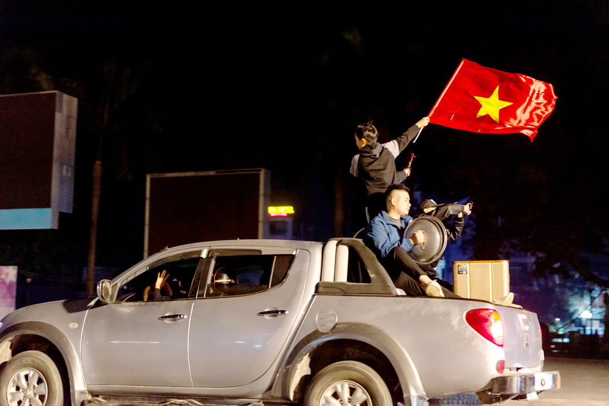 Lá cờ đỏ sao vàng tung bay rực rỡ, hòa cùng tiếng hò reo, tiếng kèn vuvuzela sôi động, người dân cùng nhau hát vang ca khúc Như có Bác Hồ trong ngày vui đại thắng, Việt Nam ơi,... ăn mừng cho chiến thắng lịch sử.