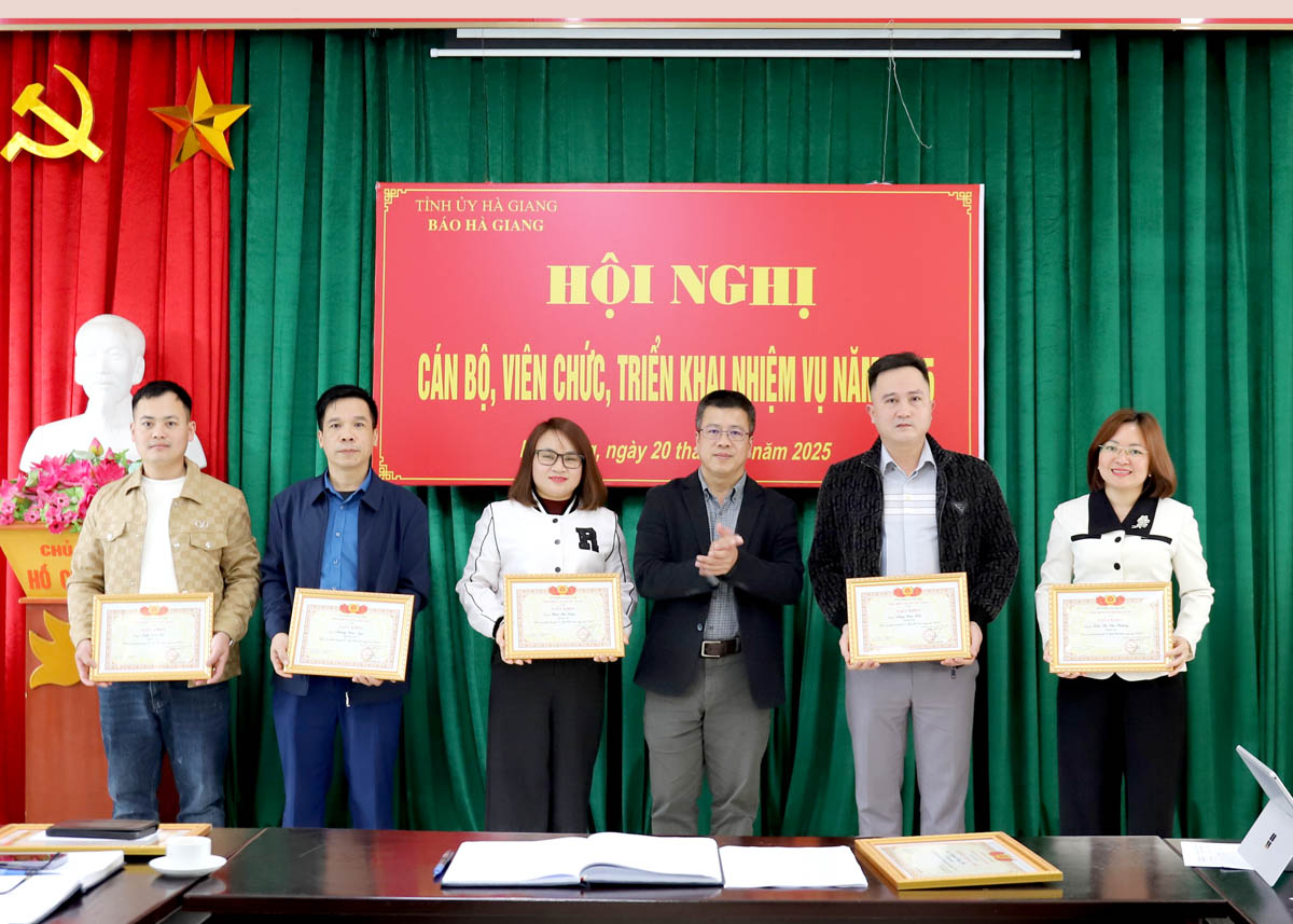 Tổng Biên tập Báo Hà Giang Nguyễn Trung Thu tặng Giấy khen cho nhóm tác giả đạt giải Báo chí về xây dựng Đảng năm 2024