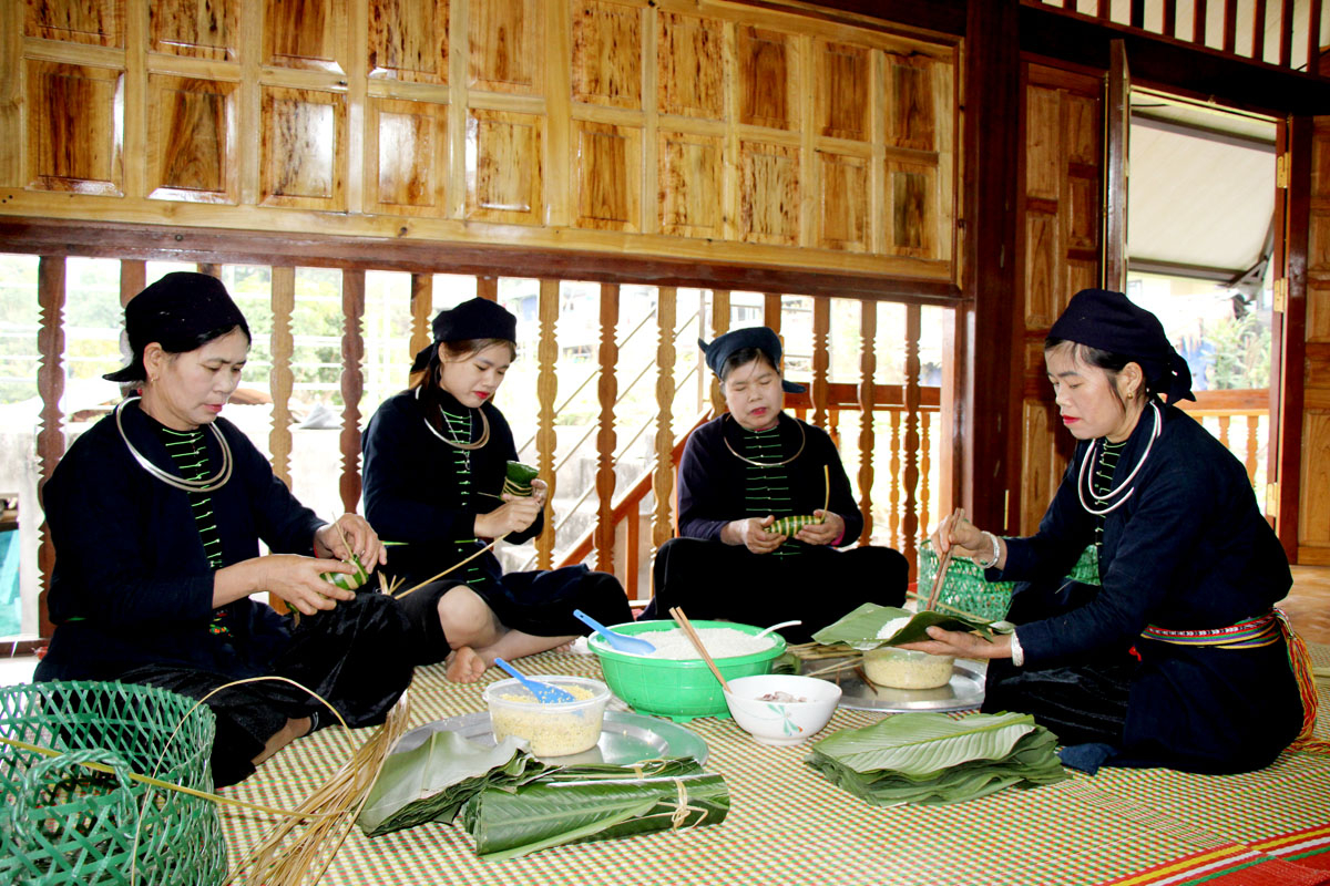 It’s a long-standing tradition that around the 28th or 29th day of the 12th lunar month, the stilt house of Nguyen Thi Thuyet’s family in Chang Hamlet, Phuong Do Commune, bustles like a festival. From early morning, neighbours gather to prepare and wrap the cakes together.