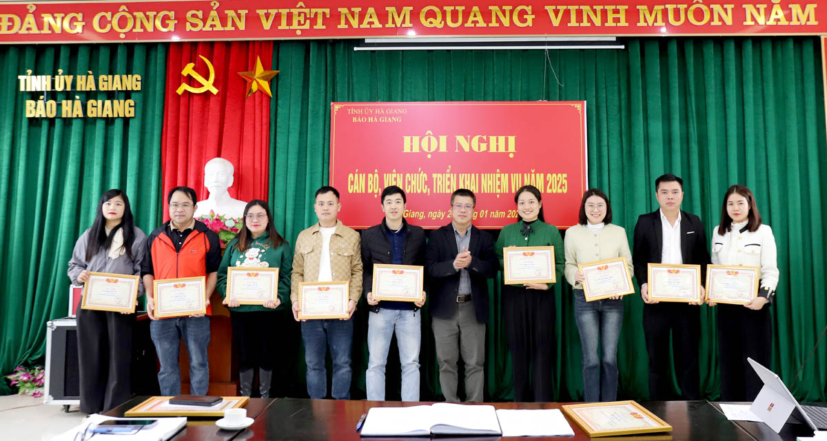 Tổng Biên tập Báo Hà Giang Nguyễn Trung Thu tặng Giấy khen cho các phóng viên hoàn thành tốt nhiệm vụ năm 2024