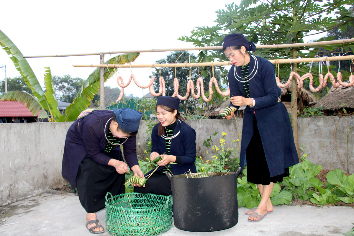 Despite changes brought by modern life, the Tay people still uphold the tradition of making banh chung gu as a way of preserving their culture. Children are taught how to wrap the cakes from a young age, instilling in them an understanding that the cake is not just food but also a symbol of love and gratitude for their roots.