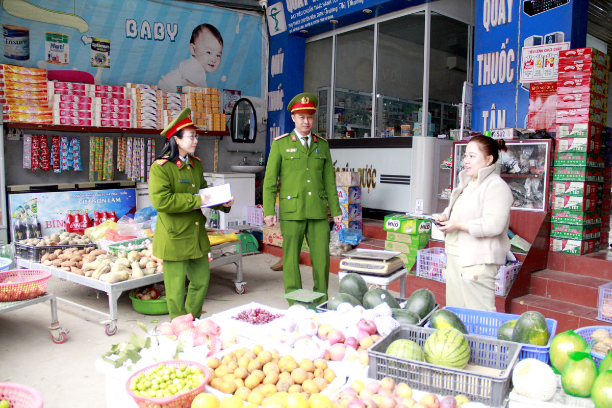 Công an xã Ngọc Linh thường xuyên tuyên truyền, kiểm tra, đảm bảo an ninh trật tự, an toàn thực phẩm trước, trong và sau đại hội.