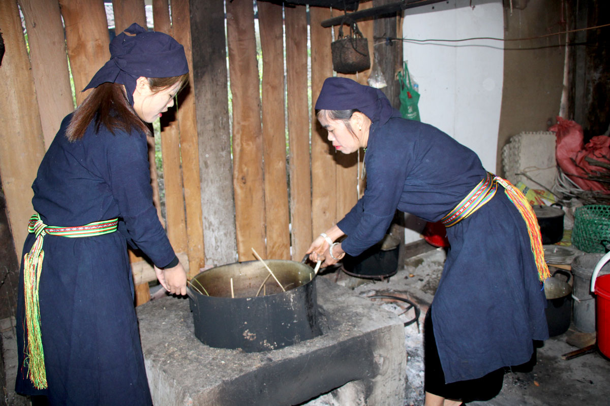 Banh chung gu is boiled using a wood-fired stove. Before boiling, the cakes are soaked for 3–4 hours to absorb enough water, thus ensuring that they cook evenly and become soft and chewy.