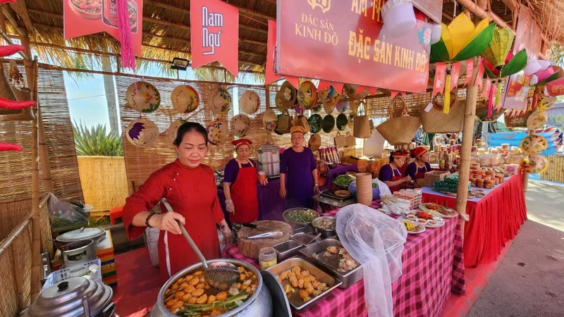 Bustling Tet Tay Do 2025 event