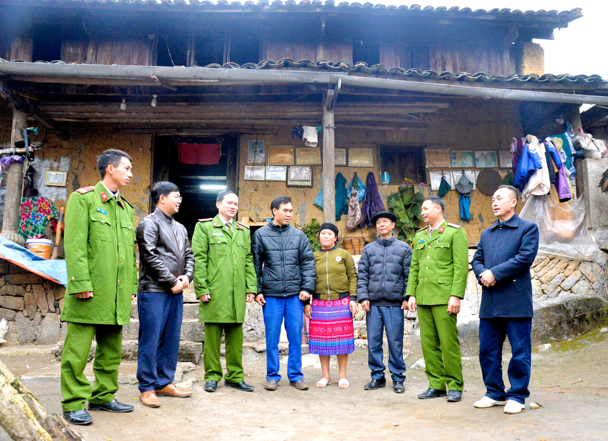 Ông Sùng Chứ Mua (thứ 3 bên phải), Trưởng dòng họ Sùng cùng lãnh đạo xã Lũng Chinh (Mèo Vạc) trao đổi về xóa bỏ hủ tục. 