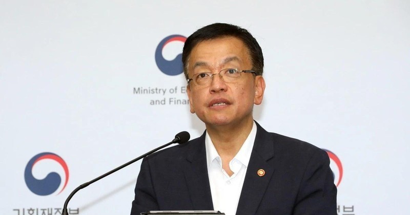 Finance Minister Choi Sang Mok, who has assumed the role of Acting President of the RoK following the impeachment of Han Duck Soo. 