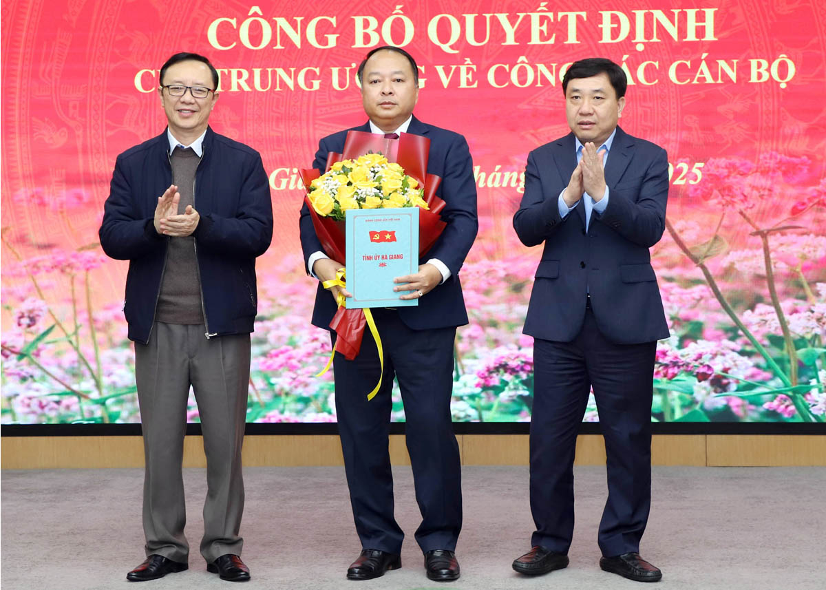 Acting Secretary of the Ha Giang Party Committee Nguyen Manh Dung and Chairman of the Ha Giang People’s Council Thao Hong Son present flowers to new Ha Giang Chairman Phan Huy Ngoc.